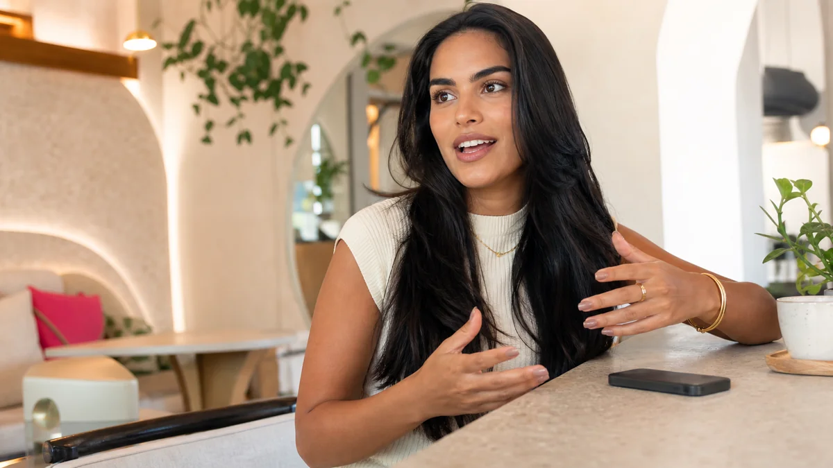 Mulher brasileira adulta refletindo sobre diferentes formas de iniciar uma conversa.