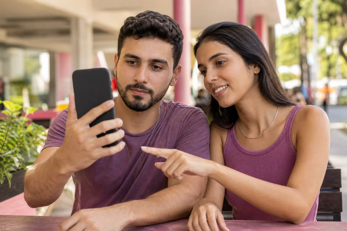 Duas pessoas adultas fazendo uma chamada de vídeo antes de se encontrar.